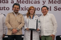 Entregan plazas a m&eacute;dicos y m&eacute;dicas especialistas