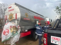 Combaten incendio en predio de Um&aacute;n