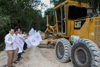 D&iacute;az Mena da banderazo a obras de caminos en Oriente yucateco