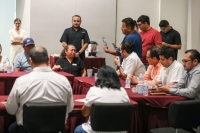 Autoridades mantienen di&aacute;logo con artesanos de Chich&eacute;n