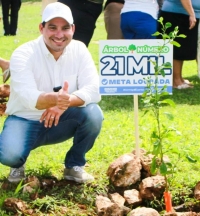 Cumple P&eacute;rez Ballote compromiso de sembrar 21 mil &aacute;rboles