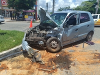 Choque en avenida Yucat&aacute;n deja da&ntilde;os materiales