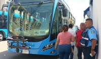 Cami&oacute;n del Va y Ven tira poste en choque