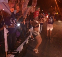 Simpatizantes de &ldquo;El Bronco&rdquo; le ponen ritmo al &uacute;ltimo debate
