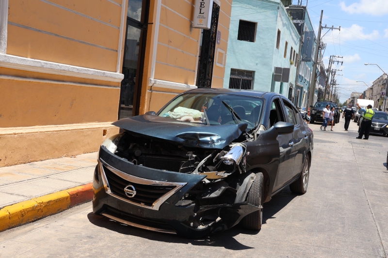 Choque en el centro deja daños materiales