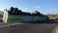 Tr&aacute;iler sufre volcadura en carretera M&eacute;rida-Campeche