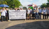 Jubilados bloquean de nuevo terminal de Pemex de Um&aacute;n