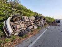 Tráiler vuelca en la Mérida-Progreso