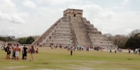 Pese a inclemencias del clima, miles arriban a Chich&eacute;n