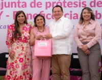 Entregan pr&oacute;tesis mamarias gratuitas