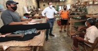 Gobernador visita f&aacute;brica de zapatos en Ticul