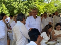 Comilona "a gusto" de pol&iacute;ticos y empresarios yucatecos con titular de Segob