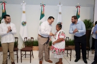 Entregan constancias de mayor&iacute;a a comisarios electos