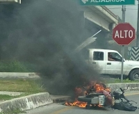 Motocicleta arde en llamas en Perif&eacute;rico de M&eacute;rida &nbsp;
