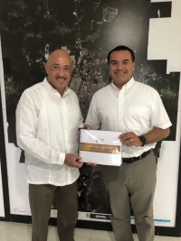 Ren&aacute;n Barrera se re&uacute;ne con el rector de la UADY