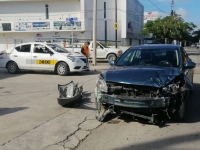 Siniestro vial deja p&eacute;rdidas materiales; conductores no logran acuerdo por da&ntilde;os