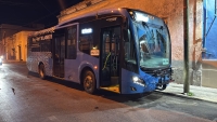 Autom&oacute;vil choca contra Va y Ven