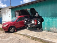 Polic&iacute;a se mete a predio con todo y patrulla