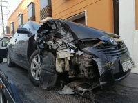 Siniestro vial en el Centro de M&eacute;rida deja da&ntilde;os materiales