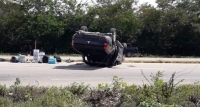 Se vuelca en la v&iacute;a M&eacute;rida-Canc&uacute;n
