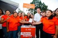 Ren&aacute;n Barrera preside relanzamiento de la L&iacute;nea Mujer