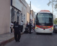 Conductor de transporte for&aacute;neo atropella a hombre de la tercera edad