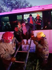 Accidente de autob&uacute;s deja dos lesionados