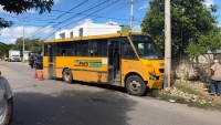 Autob&uacute;s se impacta contra poste en Chuburn&aacute;