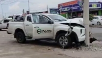 Camioneta choca contra poste de la CFE