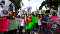 Forman cadena humana para exigir becas
