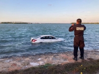 Vehículo cae al mar en Progreso