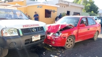 No respeta alto y provoca choque