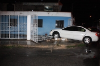 Embiste mujer vivienda con su veh&iacute;culo