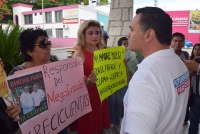 Caballero huye a defraudados de Crecicuentas; Renán dialoga con ellos