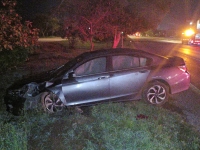 Choca y abandona su autom&oacute;vil