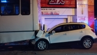 Automovilista colaciona contra un cami&oacute;n y huye