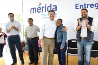 Ren&aacute;n Barrera entrega lentes a vecinos de M&eacute;rida