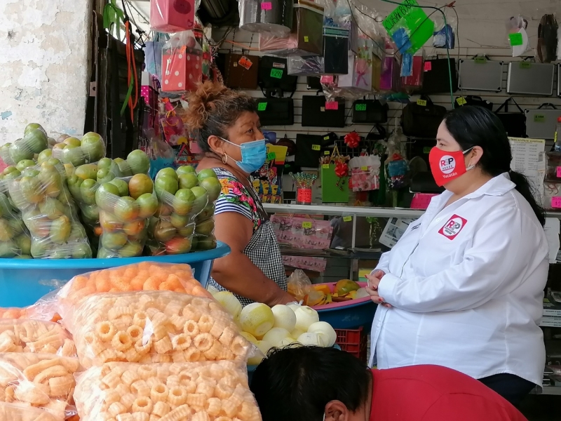 Ninive Zúñiga visita el Bazar García Rejón