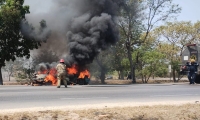 Incendio devora autom&oacute;vil en el Perif&eacute;rico