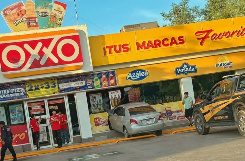 Automóvil choca contra Oxxo