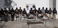 Arrestan a 7 personas con armamento en veh&iacute;culos de lujo