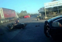 Motociclista grave tras impactarse contra auto en la M&eacute;rida-Tetiz