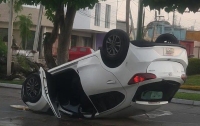 Dormita al volante  y se vuelca