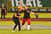 Esposas de melenudos ganan partido de s&oacute;ftbol femenil