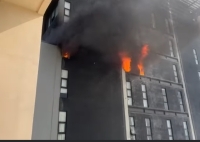 Hospitalizan a 2 y evac&uacute;an todo el edificio tras incendio en Montes de Am&eacute;