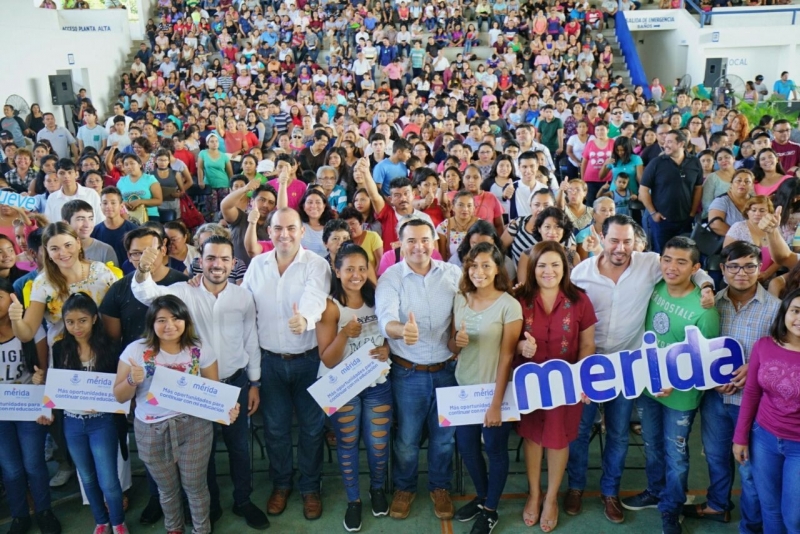 Renán Barrera entrega apoyos a estudiantes de escasos recursos