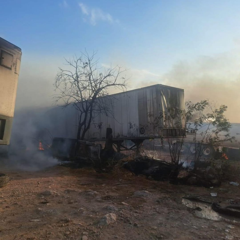 Incendio forestal se propaga a camiones en fraccionamiento Bicentenario