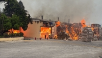Arde planta de cart&oacute;n en el Poniente de M&eacute;rida