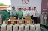 Entrega D&iacute;az Mena apoyos a apicultores