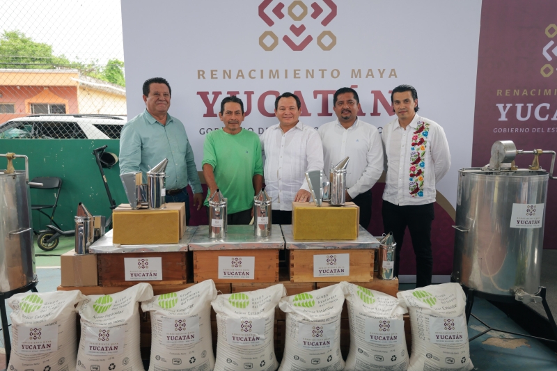Entrega Díaz Mena apoyos a apicultores